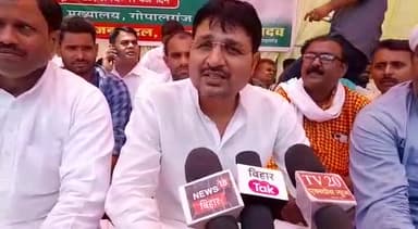 गोपालगंज: अंबेडकर चौक पर केंद्र सरकार के नीतियों के खिलाफ राजद नेताओं ने दिया एक दिवसीय धरना