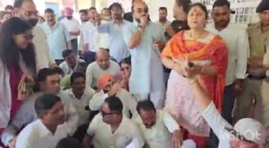 देहरादून: स्मार्ट सिटी के कार्य को पूरा करने की मांग को लेकर कांग्रेस कार्यकर्ताओं का जिलाधिकारी कार्यालय पर हंगामा