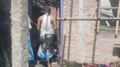 अमौर: मिल्की गांव में आग लगने से चार परिवारों के घर जले, पूर्व वार्ड सदस्य मंजुर आलम ने घटना को लेकर मुआवजे की मांग की