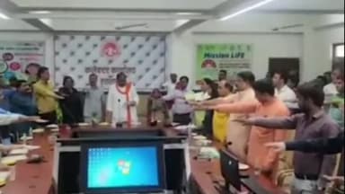 रतलाम नगर: विश्वपर्यावरण दिवसपर कलेक्ट्रेटमें विधायक कश्यप द्वारा पर्यावरणको बचाने व पेड़ पौधे लगानेके लिए दिलाई शपथ कलेक्टर मौजूद