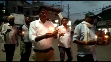 पन्ना: गांधी चौक से संविदा स्वास्थ्य कर्मचारियों ने अपनी विभिन्न मांगों को लेकर निकाला कैंडिल मार्च।