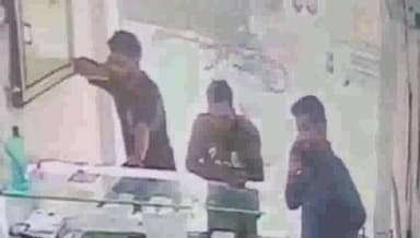 करनाल: चार चमन मोबाइल मार्केट की दुकान से एक आईफोन अज्ञात चोर ने किया चोरी सीसीटीवी कैमरे में कैद हुई तस्वीरें