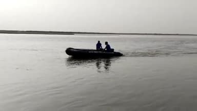 अनूपशहर: आहार थाना क्षेत्र के सिद्ध बाबा गंगा घाट पर गंगा स्नान करने आई युवती हुई लापता, परिजनों ने डूबने की जताई आशंका