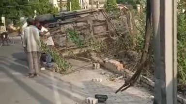 वाराणसी में टीवी टावर के पास पलटा कार कोई हताहत नहीं