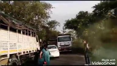 बेहट: कलसिया हाइवे पर ट्रक अनियंत्रित होकर पलटा, चालक ने कूदकर बचाई जान, वाहनों का लगा लम्बा जाम