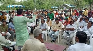 बदलापुर: श्रीकृष्णा नगर रेलवे स्टेशन पर उतरेटिया-सुल्तानपुर स्पेशल ट्रेन को BJP विधायक ने हरी झंडी दिखाकर किया रवाना!