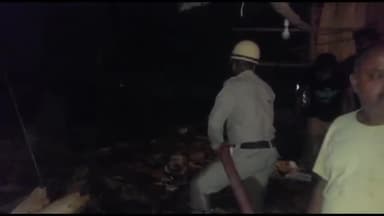 अररिया: शहर के बस स्टैंड 1 प्लाई मिल  में शॉर्ट सर्किट से लगी आग दमकल की मदद से आग पर पाया गया काबू