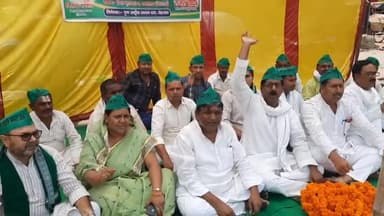 सासाराम: संपूर्ण क्रांति दिवस को लेकर युवा राजद के कार्यकर्ताओं ने कलेक्ट्रेट के सामने विभिन्न मांगों को लेकर दिया धरना