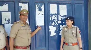 बेहट: बसपा के पूर्व एमएलसी व खनन कारोबारी हाजी इकबाल के मिर्ज़ापुर आवास पर पुलिस ने कुर्की का नोटिस किया चस्पा