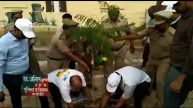 ज्ञानपुर: सरपतहां कलेक्ट्रेट मुख्यालय पर आज विश्व पर्यावरण के मौके भदोही एसपी व ज्ञानपुर एसडीएम ने किया पौधरोपण