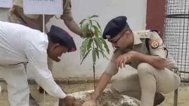 बस्ती: विश्व पर्यावरण दिवस पर रिजर्व पुलिस लाइन में SP ने पौधारोपण कर कहा- धरती को हराभरा करने के लिए करना पड़ेगा संयुक्त प्रयास