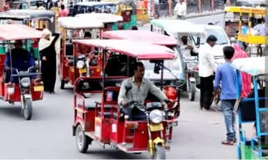 कोतवाली-चहारसू मार्ग वन-वे होने पर डायट के पीछे खोवा मंडी की गली में घुसकर जाम लगा रहे ई-रिक्शा वाले, जनता हुई परेशान।