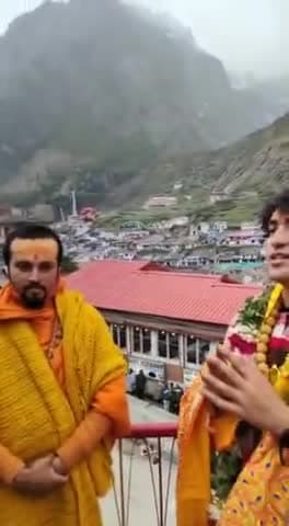 पंडित धीरेंद्र शास्त्री जी बागेश्वर धाम वाले पहुंचे बद्री नारायण जी के दर्शन करने के लिए जय हो बद्री नारायण जी