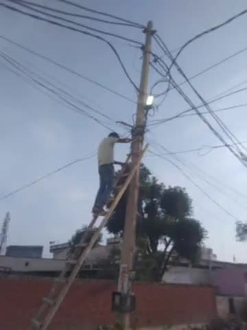 शहर रादौर में पिछले कई दिनों से काफी समय से ठप पड़ी लाइटें आज नया वर्क परमिट मिलने पर ठेकेदार ने लाइटें ठीक करी