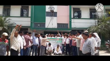 महुआ: जनसेवक में समायोजन की मांग को लेकर संघ के आह्वान पर महुआ में अनिश्चितकालीन हड़ताल पर बैठे किसान सलाहकार