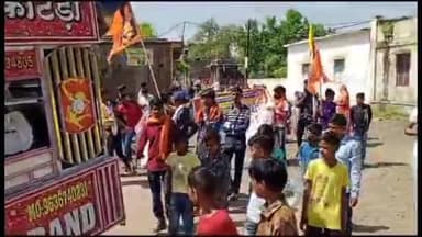 पिपलोदा: गांव बछौड़िया में रोड नहीं बनने से नाराज ग्रामीणों ने निकाली विशाल चोला यात्रा, रोड नहीं तो वोट नहीं के लगाए नारे