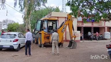 खनिज विभाग की टीम ने कार्रवाई करते हुए दो ट्रैक्टर ट्रॉली व जेसीबी मशीन को जप्त कर पुलिस थाना दिगोड़ा में रखा गया।