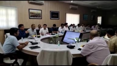 मथुरा: आगामी 14 जून  को विश्व रक्तदाता दिवस को सफल बनाने हेतु डीएम ने कलेक्ट्रेट सभागार में कर्मचारियों के साथ की बैठक