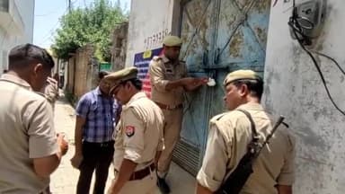 अनूपशहर: अनूपशहर थाना क्षेत्र के मलकपुर गांव में पशु माफिया की 12 लाख की संपत्ति की गई कुर्क।