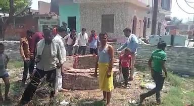 जलेसर: मोहल्ला सादात में बधउआ कुएं पर अवैध कब्जे की शिकायत पर राजस्व टीम ने किया निरीक्षण