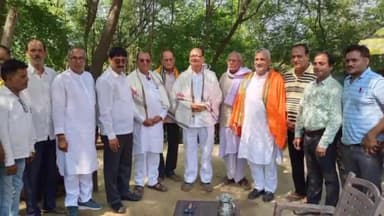 शाहगंज: खुटहन के महमदपुर गुलरा गाँव स्थित कार्यालय पर समरस फाउंडेशन ने किया महाराष्ट्र के पूर्व मंत्री रमेश दुबे का सम्मान