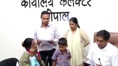 हुज़ूर: कलेक्ट्रेट कार्यालय में कलेक्टर आशीष सिंह ने जनसुनवाई में आए हुए लोगों के आवेदनों को सुना, अधिकारियों को दिए निर्देश