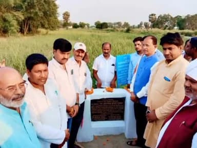 बरौली: सुरहिया गांव में सांसद ने अपने निधि से निर्मित PCC सड़क का किया उद्घाटन