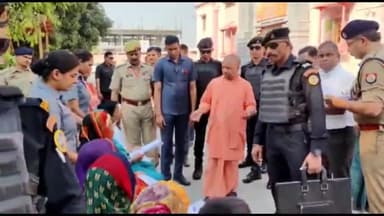 गोरखपुर: मुख्यमंत्री योगी आदित्यनाथ ने गोरखनाथ मंदिर में लगाया जनता दर्शन सुनी 500 लोगों की समस्याएं निस्तारण के दिए निर्देश
