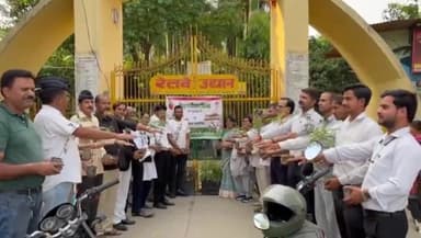 हापुड़: रेलवे पार्क पर इंडियन नर्सरी मैन एसोसिएशन  व राष्ट्रीय सैनिक संस्था जिला इकाई ने पर्यावरण दिवस पर पौधे किए वितरित