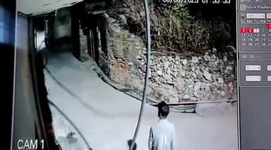 गिर्वा: कानपुर गांव में बीती रात चोरों ने सूने मकान को बनाया निशाना, लाखों की नगदी और जेवर लेकर हुए फरार