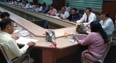 करनाल: सेक्टर-12 लघु सचिवालय सभागार में हुई DLRC की मीटिंग, ADC ने गरीब परिवारों को बैंक से ज्यादा लाभ लेने को लेकर किया जागरूक