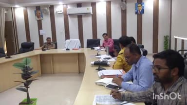 हापुड़: विकास भवन सभागार कक्ष में पंचायती राज विभाग व स्वच्छ भारत मिशन ग्रामीण कार्यों को संपन्न कराने को लेकर हुई बैठक।