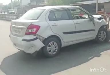 देवसर: राजकमल होटल के पास तेज रफ्तार परिवहन करती स्विफ्ट डिजायर कार सड़क किनारे बैरियर से टकराई चालक घायल