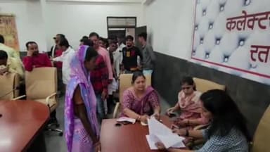 रतलाम नगर: कलेक्ट्रेट सभाकक्ष में जनसुनवाई का आयोजन किया गया, बड़ी संख्या में आवेदक अपनी समस्या लेकर पहुंचे