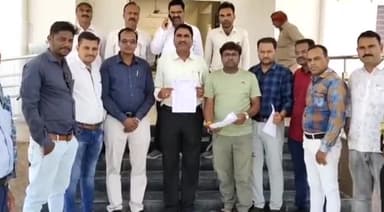 मंदसौर: दतिया व मंडला जिले में पटवारियों पर की गई कार्रवाई उसके विरोध में सुशासन भवन पहुंचकर मध्य प्रदेश पटवारी संघ ने दिया ज्ञा