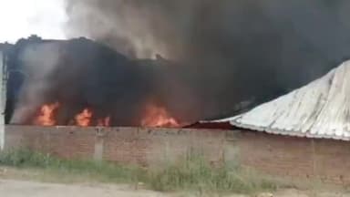 पानीपत: सेक्टर 29 पार्ट 2 में गद्दे बनाने वाली फैक्ट्री में लगी भीषण आग,अंदर काम कर रही लेकर लेबर ने भागकर बचाई अपनी जान ।।