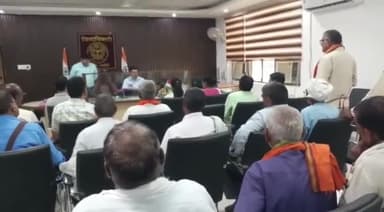 ज्ञानपुर: कलेक्ट्रेट में जनता दर्शन के दौरान डीएम ने सुनी फरियाद निस्तारण का दिया निर्देश