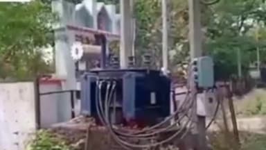 ज्ञानपुर: पुलिस लाइन ज्ञानपुर के सामने रखा ट्रांसफार्मर अचानक जलने लगा, खराबी सुधारने में लगे विद्युत कर्मी