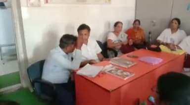 रामगढ़ चौक: प्राथमिक स्वास्थ्य केंद्र रामगढ़ के सभागार में एएनएम के साथ की गई साप्ताहिक बैठक