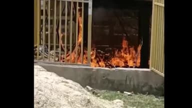 भोगांव: मोहल्ला प्रेम चिरैया स्थित कब्रिस्तान में बिजली ट्रांसफार्मर में अचानक लगी आग, मोहल्लावासियों ने बुझाई आग