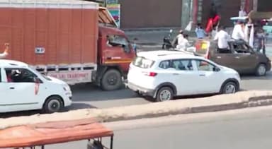 हापुड़: रामलीला गेट के सामने कार सवारों का कार से बाहर निकलकर स्टंट करने का वीडियो हुआ सोशल मीडिया पर वायरल