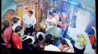 गोंडा: नगर के दुखहरण नाथ मंदिर में मोबाइल चुराता चोर सीसीटीवी में हुआ कैद, जांच में जुटी पुलिस