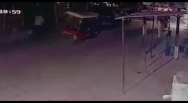 मेरठ: पुराना कमेला रोड पर सीवर के ढक्कन से ई-रिक्शा पलटा, एक बच्चा व दो महिलाएं हुई घायल; घटना का सीसीटीवी फुटेज वायरल