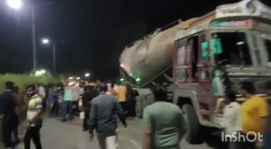 कसरावद: कसरावद छोटे नाके के पास कैप्सूल वाहन और बाइक की आमने-सामने हुई टक्कर, तीन लोग हुए घायल