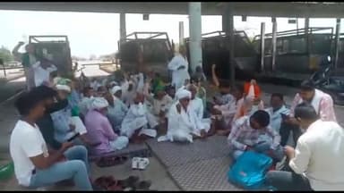 हिसार: कुरुक्षेत्र में किसानों के लाठीचार्ज के विरोध में मय्यड़ टोल पर धरने पर बैठे किसान