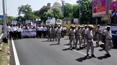 गिर्वा: जिले में हाईकोर्ट बेंच की स्थापना के लिए अधिवक्ताओं ने भरी हुंकार, मौन जुलूस के बाद कलेक्टर को सौंपा ज्ञापन