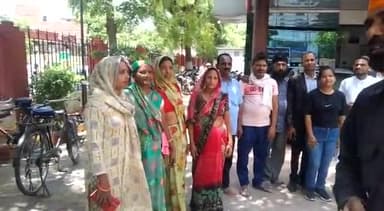 अलवर: सीसी रोड बनाने की मांग को लेकर रामनगर कॉलोनी के महिला पुरुषों ने यूआईटी में यूआईटी सचिव को सौंपा ज्ञापन