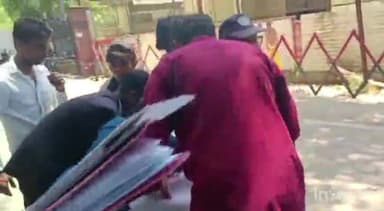 भेलूपुर से लापता हुए पुत्र की तलाश में कचहरी में अफसरों के पास आवेदन लेकर पहुंचे पीड़ित पिता हुए बेहोश