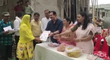 कसरावद: कसरावद नगर के वार्ड सात में लाडली बहना योजना के स्वीकृति पत्र किए वियरण