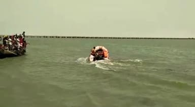 बिदुपुर: दाउदनगर घाट पर स्नान करने के दौरान एक बच्चे की डूबने से हुई मौत, SDRF की टीम चला रही सर्च अभियान